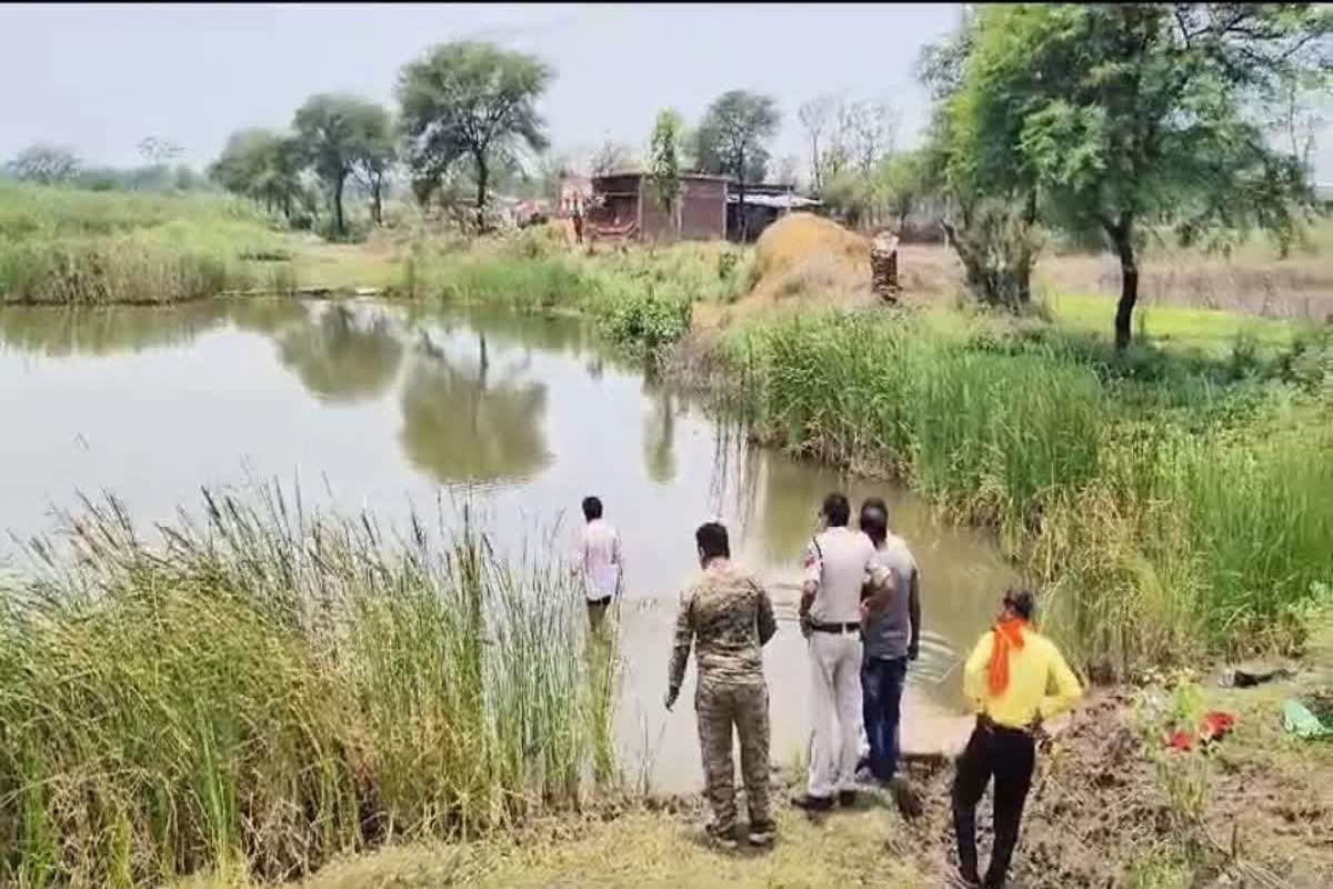 Chhattisgarh Accident: बेमेतरा में हादसा! तालाब में डूबने से दो मासूम भाइयों की
मौत, शव देख बिलख पड़ी मां