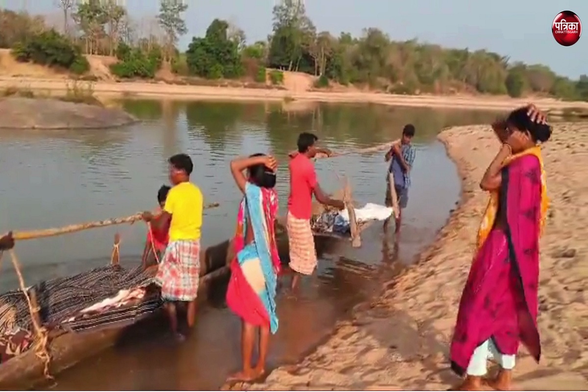 बीजापुर में इंद्रावती नदी पार गांव में आईईडी ब्लास्ट में दो बच्चों की मौत, इस तरह लाया गया मासूमों का शव