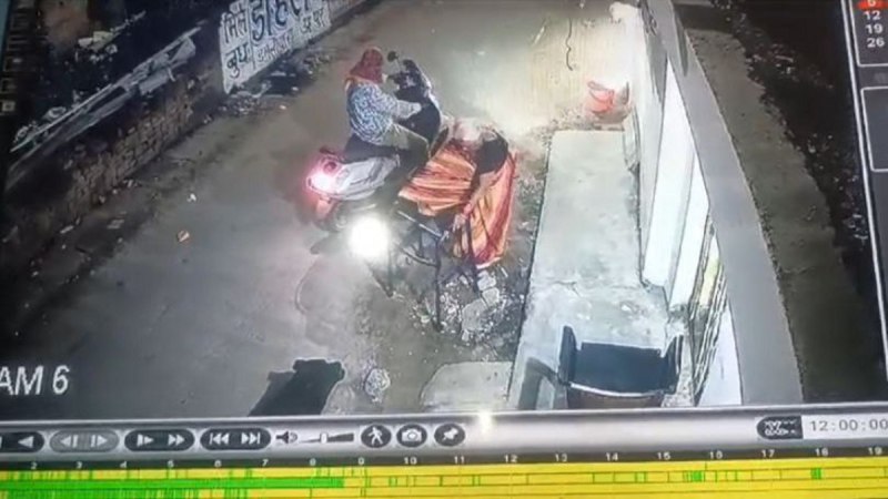 Chain snetchers captured in CCTV