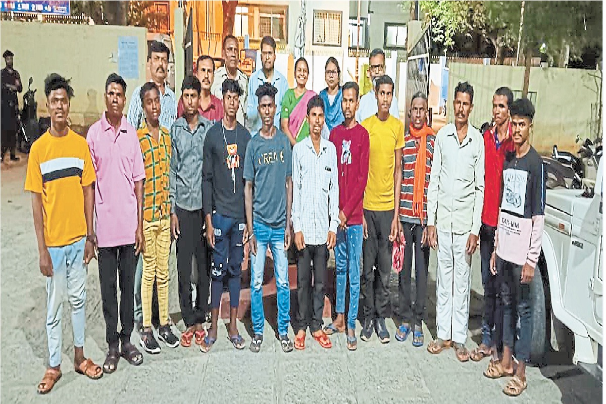 Chhattisgarh News: कर्नाटक से 13 मजदूर बंधकों को रेस्क्यू कर लाए वापस, ठेकेदार
ने मारपीट कर छीन लिया था मोबाइल