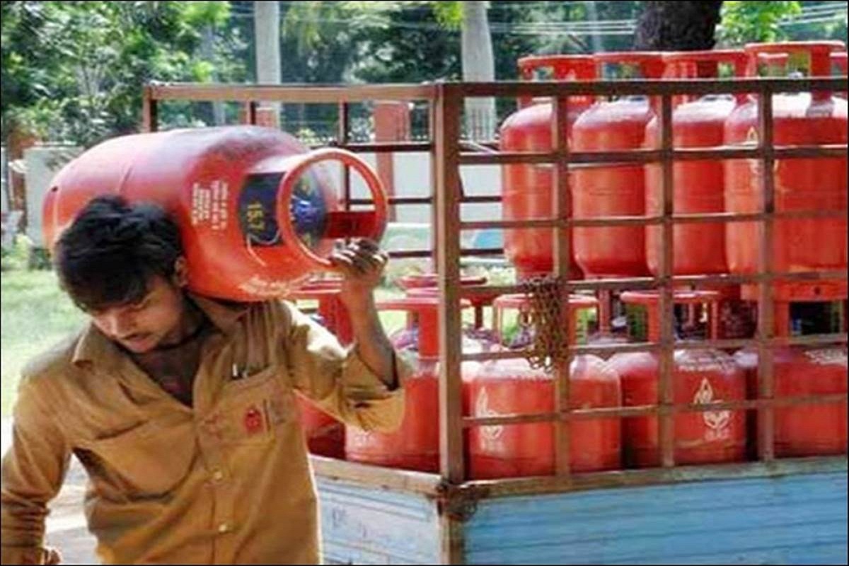 LPG Gas Cylinder: ग्राहकों को झटका! दाम कम होने के बाद सिलेंडर में ऐसे चल रही
डंडी मार, शिकायतों में हुआ खुलासा