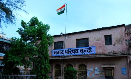 131 संस्थानों का सर्वे, 74 को नोटिस जारी