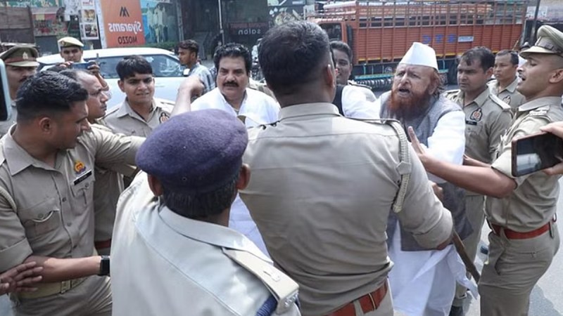 Clash between SP candidate and police in Sambhal