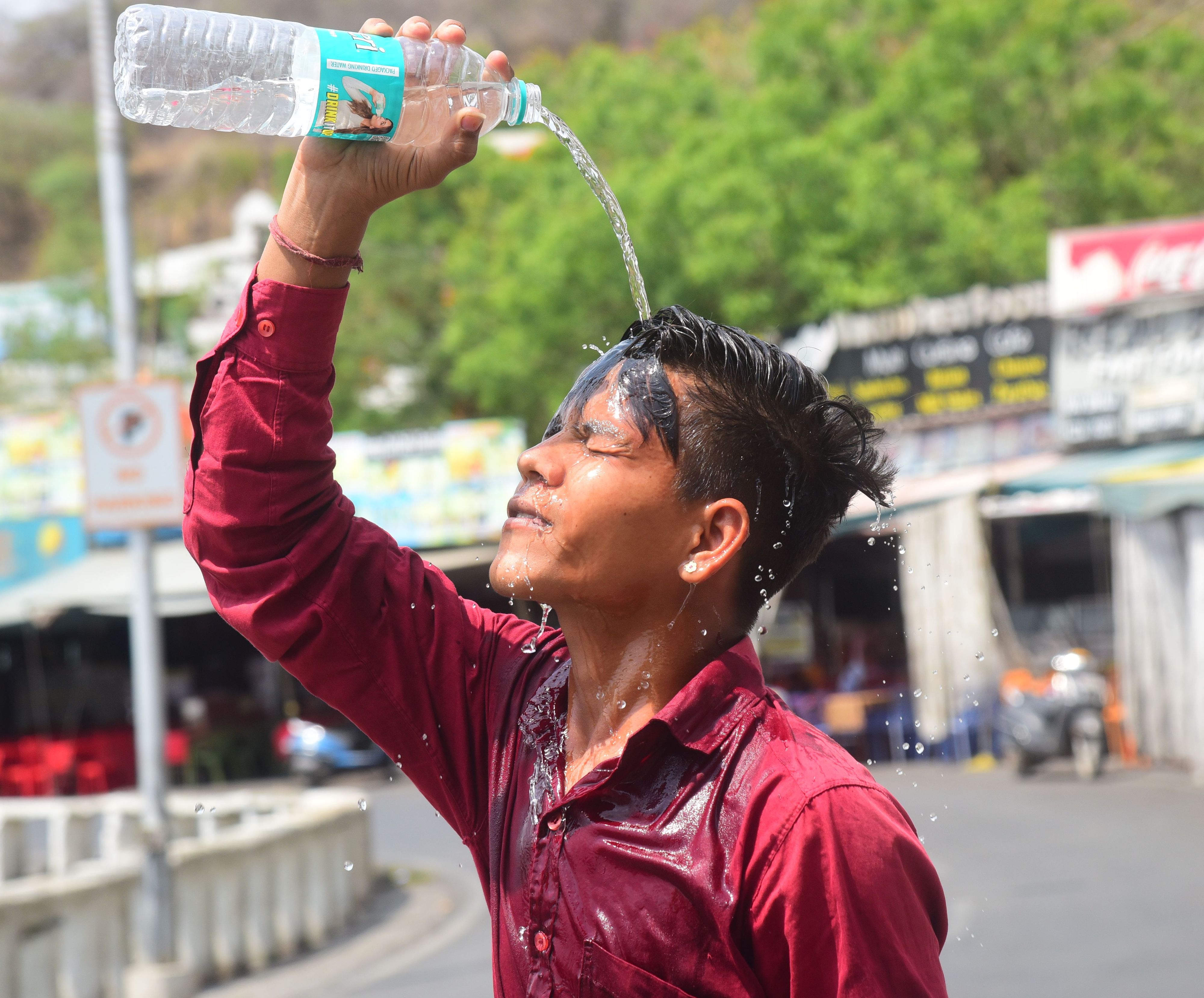 उदयपुर में मंगलवार लेकसिटी का तापमान 41.2 डिग्री तापमान रहा। दोपहर को तेज धूप
एवं गर्मी से बचाव के लिए लोगों ने विभिन्न जतन किए देखें तस्वीरों में