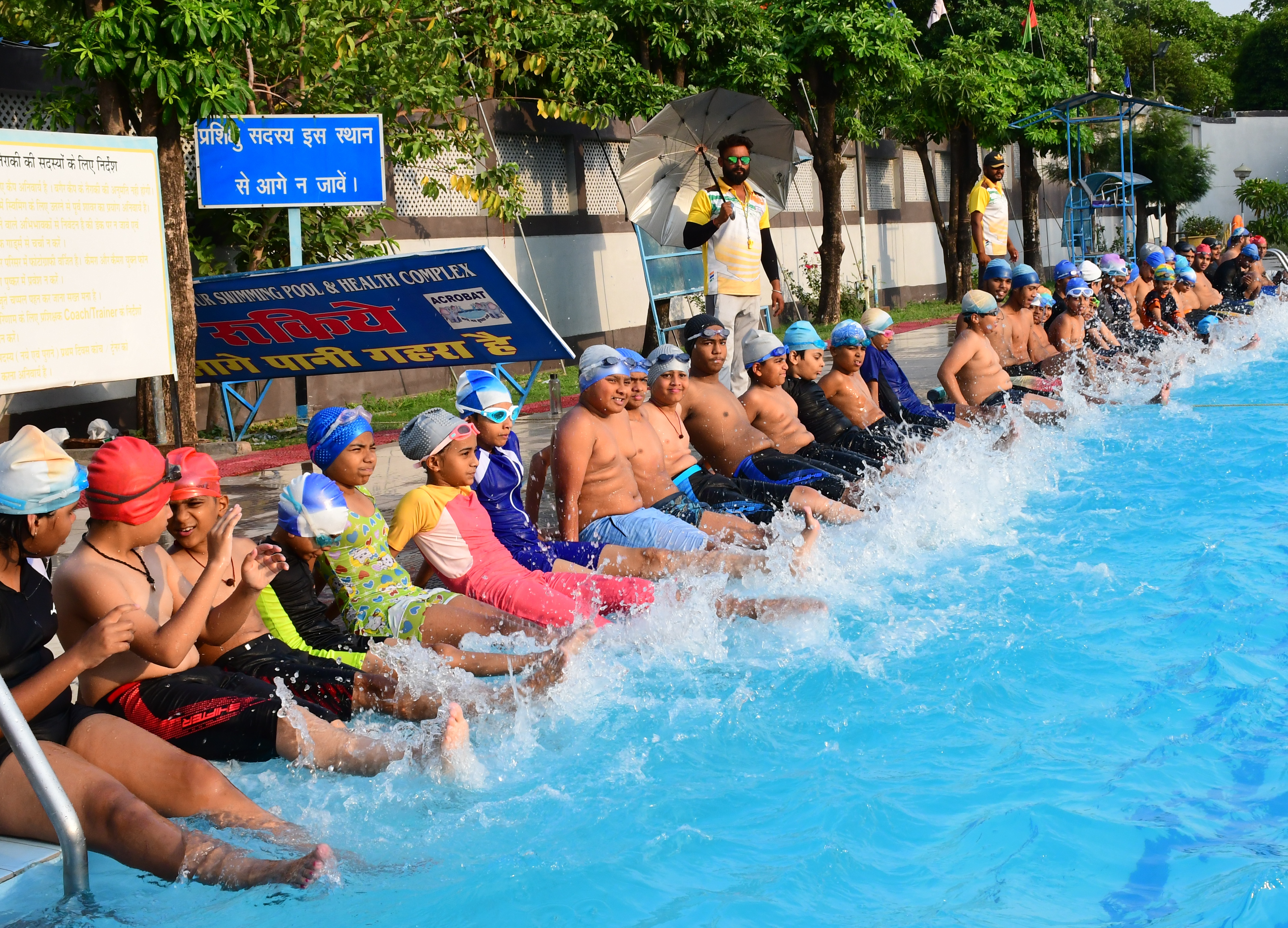 स्कूल की छुट्टियां लगते ही तैराकी के लिए बच्चे बड़े पहुंच रहे है स्विमिंग के लिए