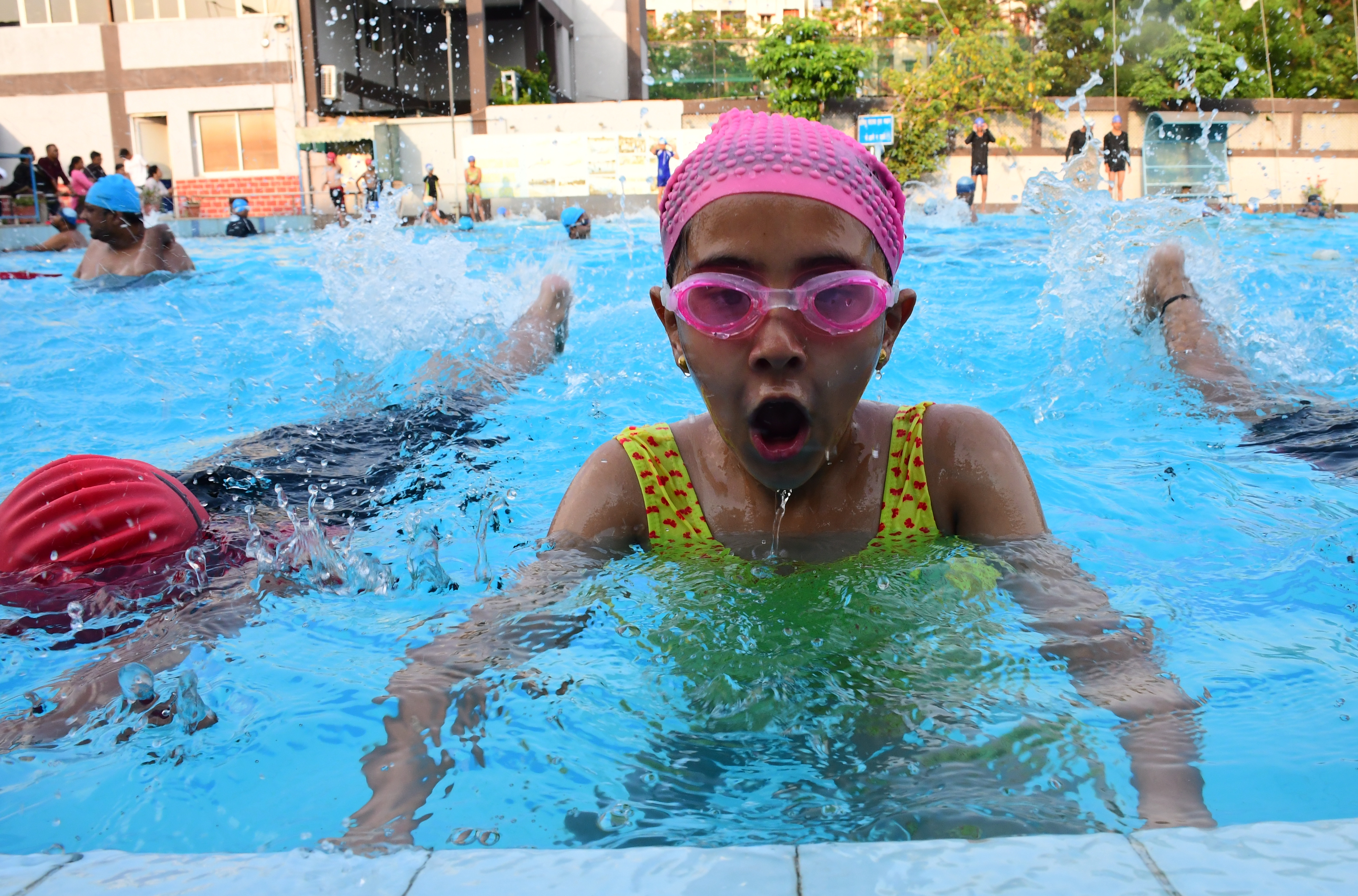 स्कूल की छुट्टियां लगते ही तैराकी के लिए बच्चे बड़े पहुंच रहे है स्विमिंग के लिए - image