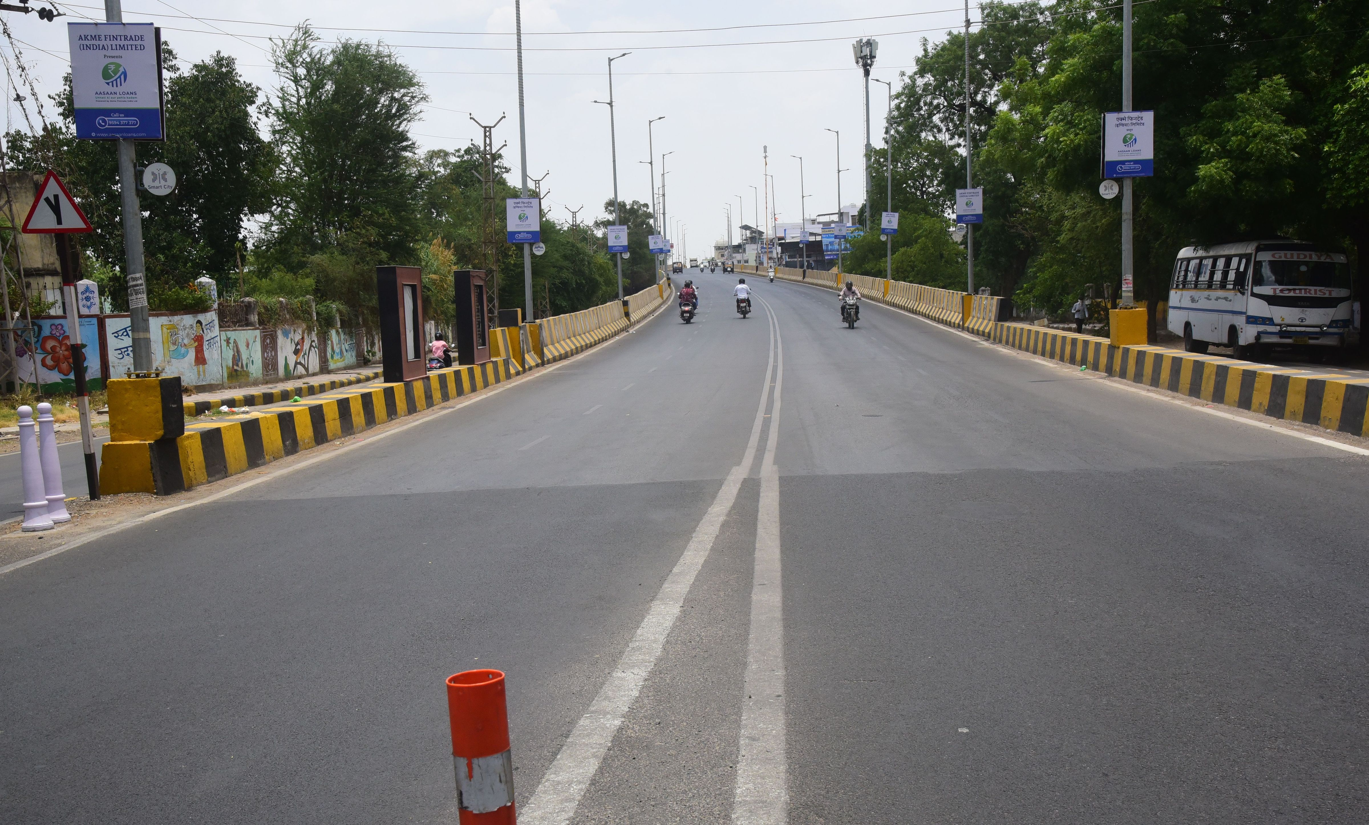 उदयपुर में 44 डिग्री के करीब तापमान रहा इस दौरान दोपहर में सड़कों पर सन्नाटा
छाया रहा।