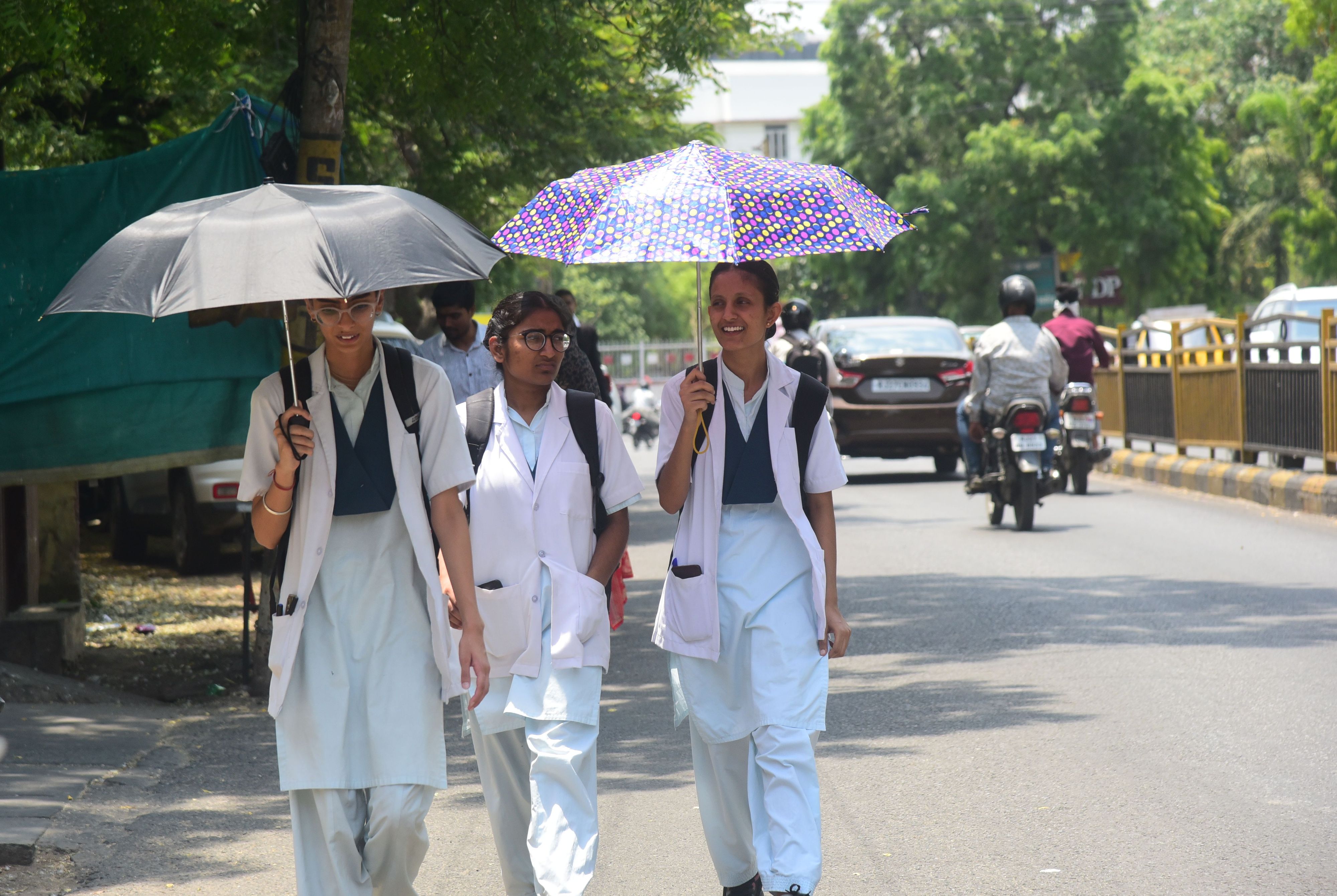 उदयपुर में पड़ रही तेज गर्मी के नजारे देखे तस्वीरों में