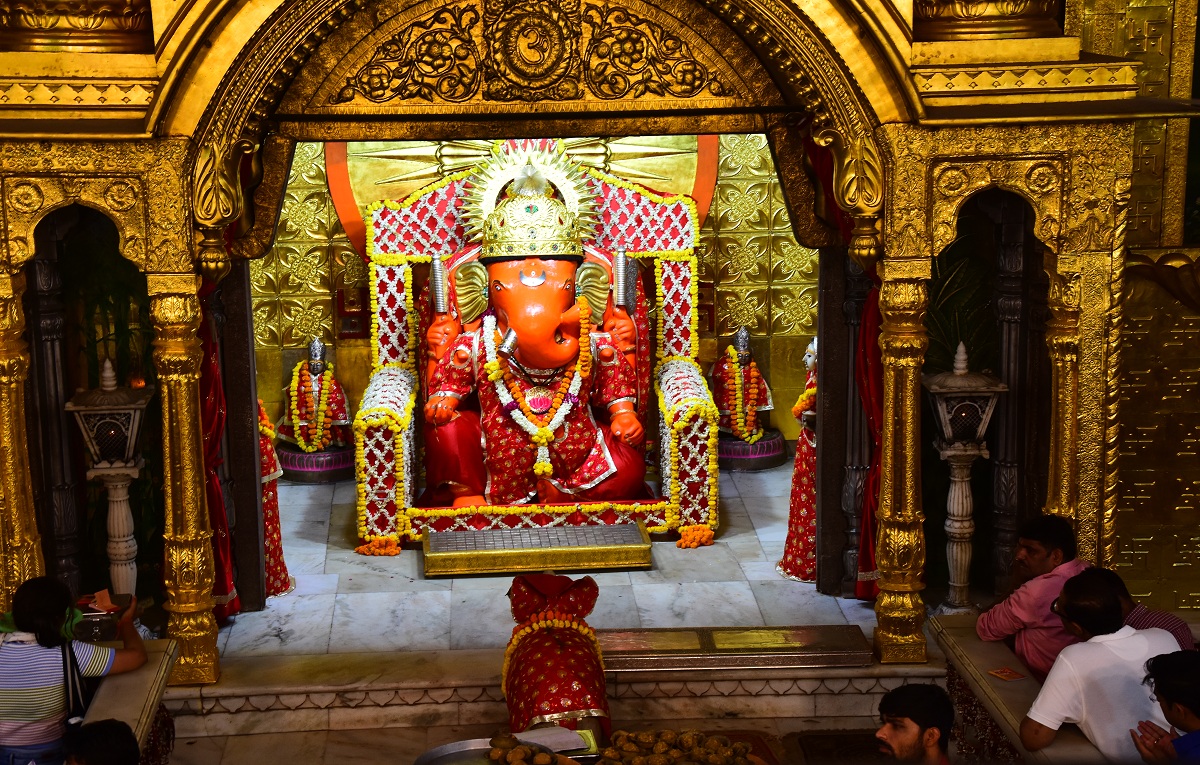 Pushya Nakshatra: गणेश मंदिरों में उमड़े भक्त, मोती डूंगरी मंदिर में फूल बंगले
में विराजे गजानन, देखें वीडियो
