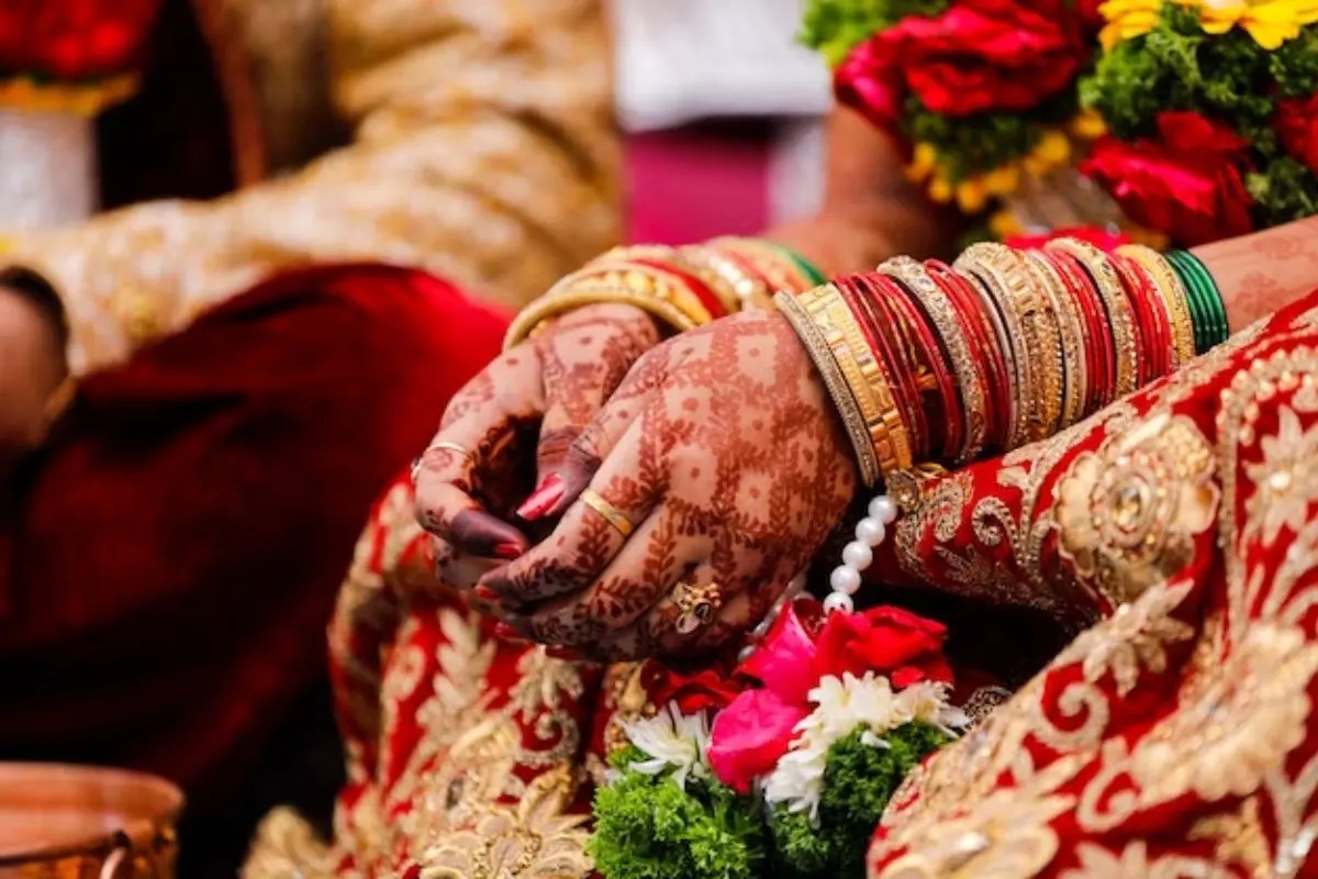 Rajasthan News : दुल्हन के हाथों की मेहंदी का रंग फीका पड़ने से पहले उजड़ गया
सुहाग - image