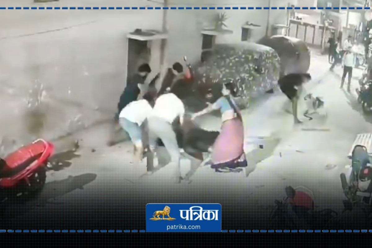 हैदराबाद में पेट डॉग के साथ मालिक की लाठियों और डंडों से पिटाई, Video देखकर आपके
रौंगटे खड़े हो जाएंगे - image