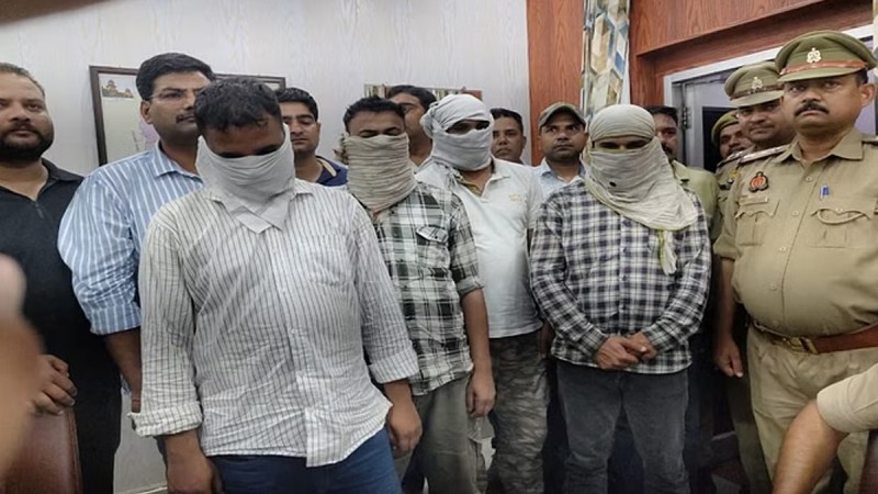 Rampur Crime: रामपुर पुलिस ने मुठभेड़ के बाद सोना तस्करी में शामिल आरोपियों को गिरफ्तार किया है।
