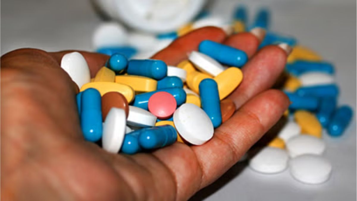 Agra में धड़ल्ले से बेची जा नकली दवा, 45 मेडिकल दुकानों के लाइसेंस रद्द  