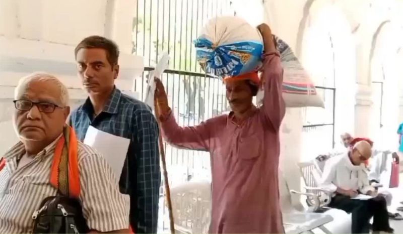 Farmer asked help nomination in Ballia DM