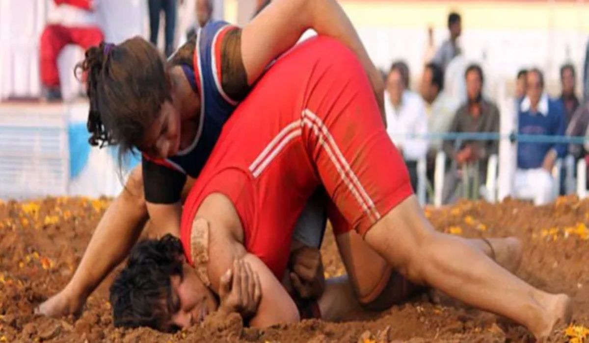 आगरा में कुश्ती की नेशनल महिला पहलवान से छेड़छाड़, दूसरे अखाड़े के आठ पहलवानों
पर मुकदमा - image