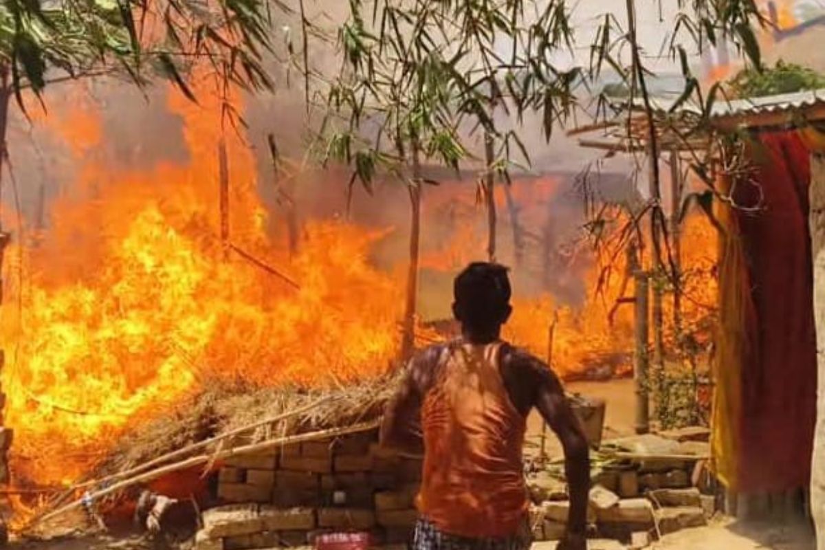 Jhunjhunu : शॉर्ट सर्किट से छप्पर में लगी आग, पांच भैंस जिंदा जली; पिता-पुत्र
झुलसे