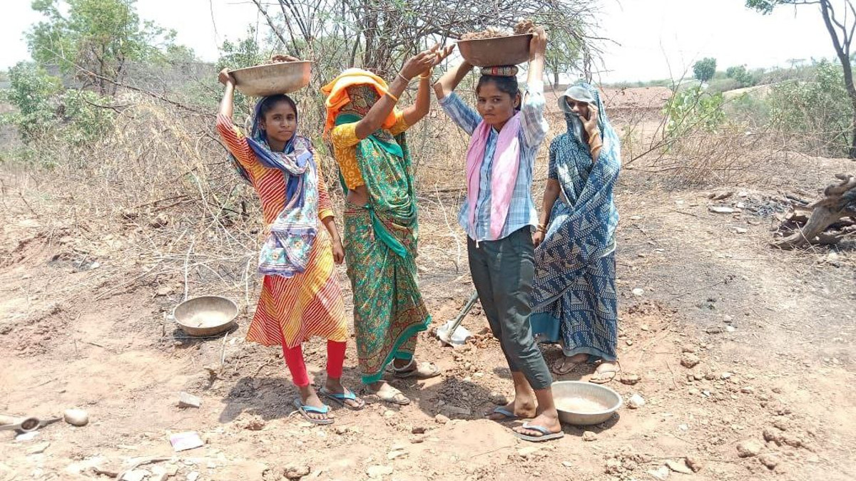 Rajasthan News : इन बेटियों के आगे समस्याओं ने टेके घुटनें, मजदूरी की मजबूरी फिर
भी नहीं छोड़ी पढ़ाई, दूसरों के लिए बनी मिसाल