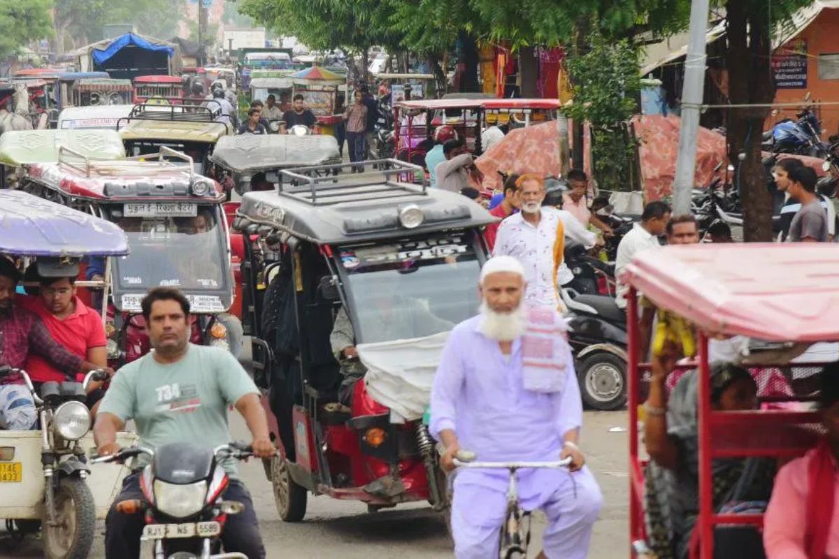 Good News : जयपुर में वृंदावन की तर्ज पर चलेंगे ई-रिक्शा, यातायात जाम से मिलेगी
मुक्ति - image