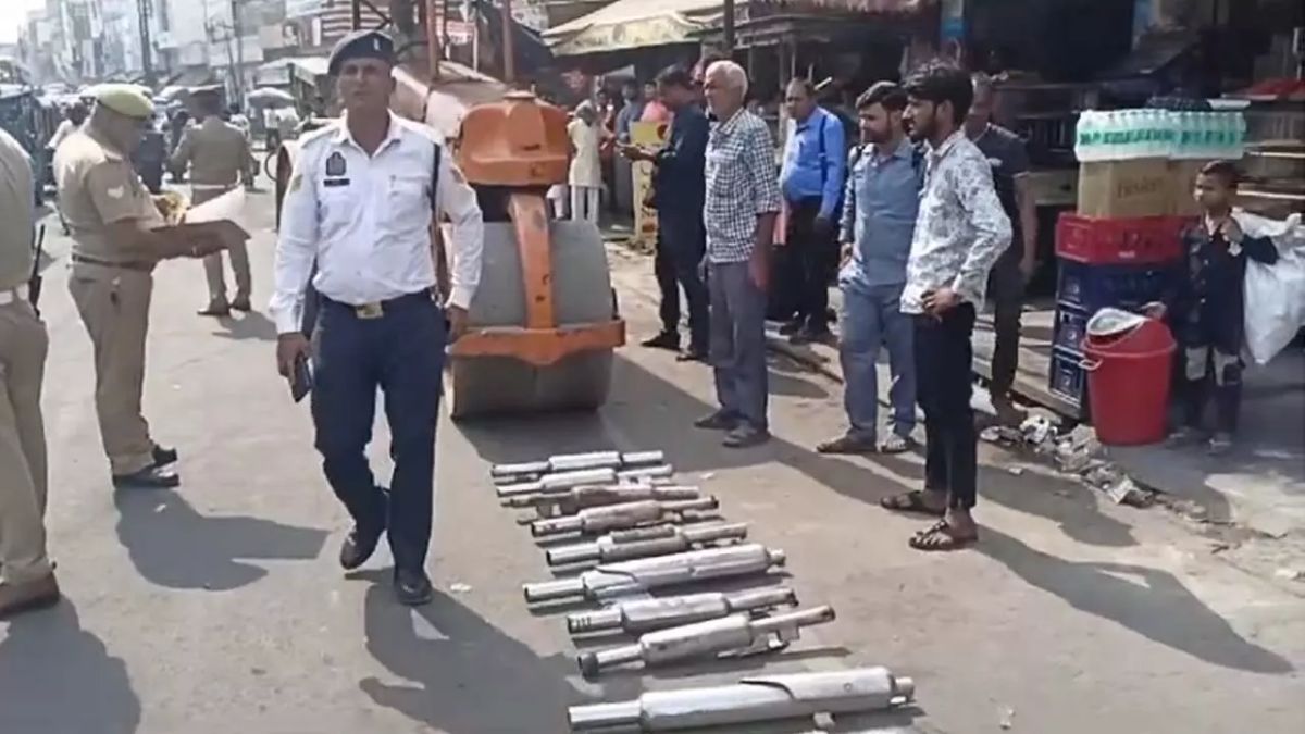 Hapur News: हापुड़ ट्रैफिक पुलिस ने लिया बड़ा एक्शन, बुलेट के मॉडिफाइड साइलेंसरों
पर चला बुलडोजर