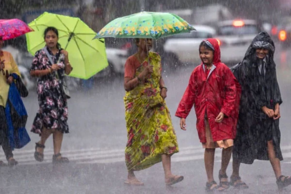 Heavy Rain Alert: यूपी वासियों को जल्द मिलेगी गर्मी से राहत, 5 दिनों तक होगी
बारिश, इस दिन एंट्री करेगा मानसून - image