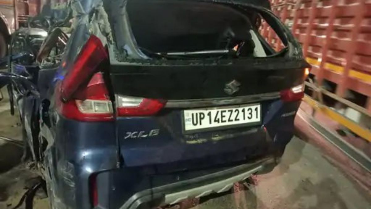 Highway Accident: यूपी में भयावह हादसा, तेज रफ्तार कार डिवाइडर तोड़कर ट्रक से
टकराई, 6 की मौत - image