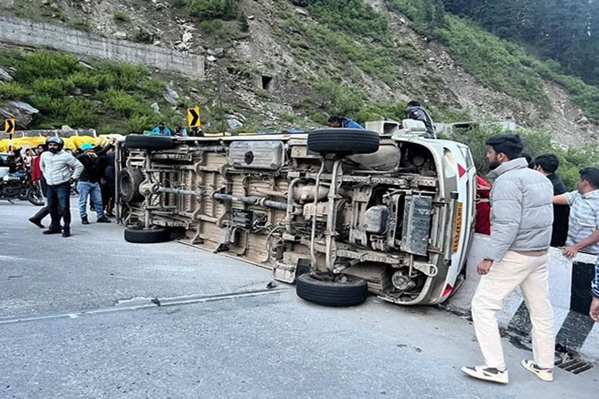Himachal Pradesh : अटल सुरंग के पास बड़ा हादसा, पलट गई अनियंत्रित बस, 1 की मौत
18 घायल - image
