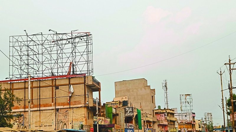 बालोद जिला मुख्यालय में दिनों दिन होर्डिंग की संख्या बढ़ रही है। बड़े-बड़े भवनों में होर्डिंग लगाए जा रहे हैं। जिला मुख्यालय के ऊंचे भवनों में लगाए गए होर्डिंग की गुणवत्ता व मजबूती की जांच नहीं की गई है, जो लोगों के लिए खतरा साबित हो सकते हैं।