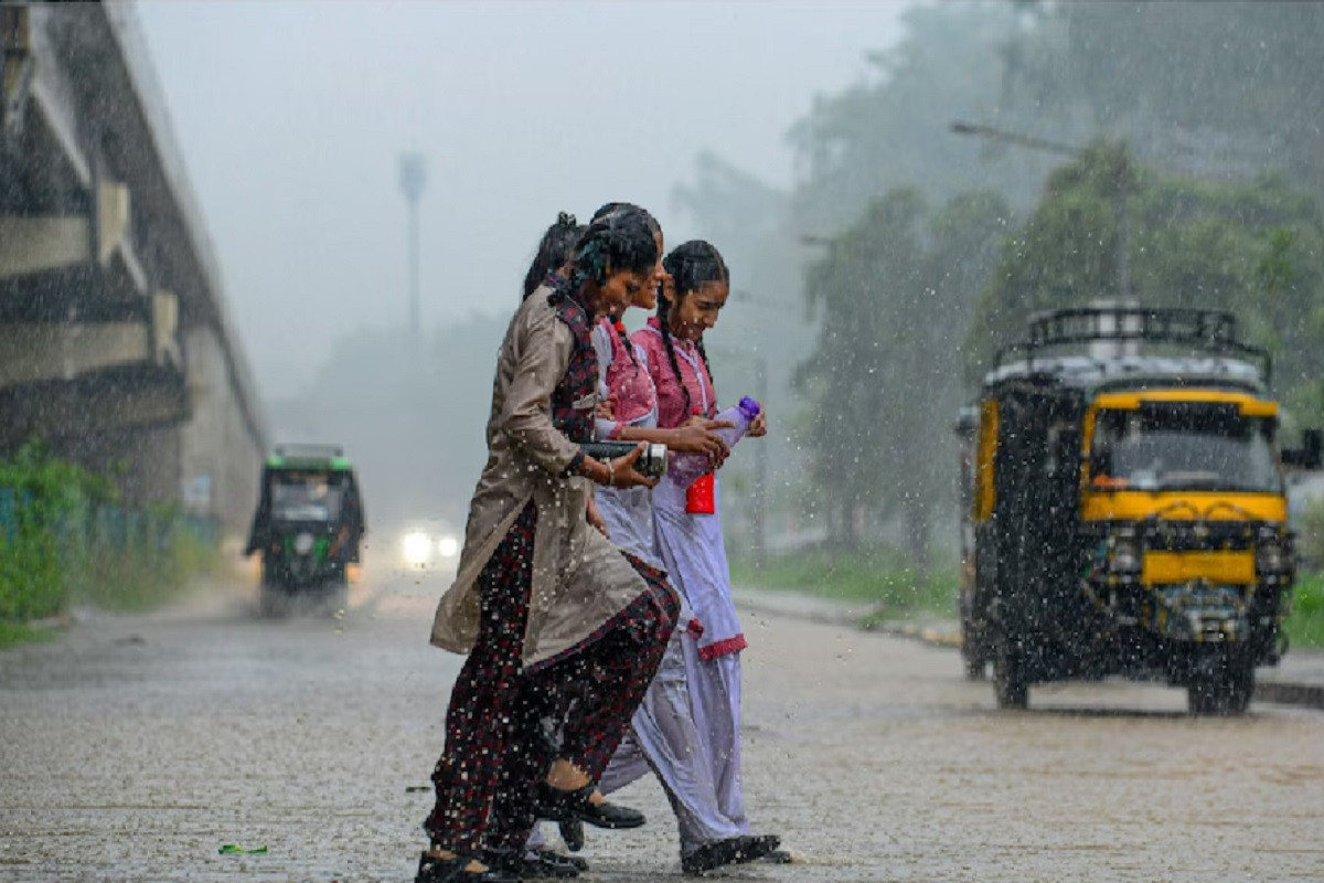 Weather Alert : राजस्थान में अगले 2 घंटों के अंदर बदलेगा मौसम, इन जगहों पर होगी
बारिश, IMD ने जारी किया बड़ा अलर्ट - image
