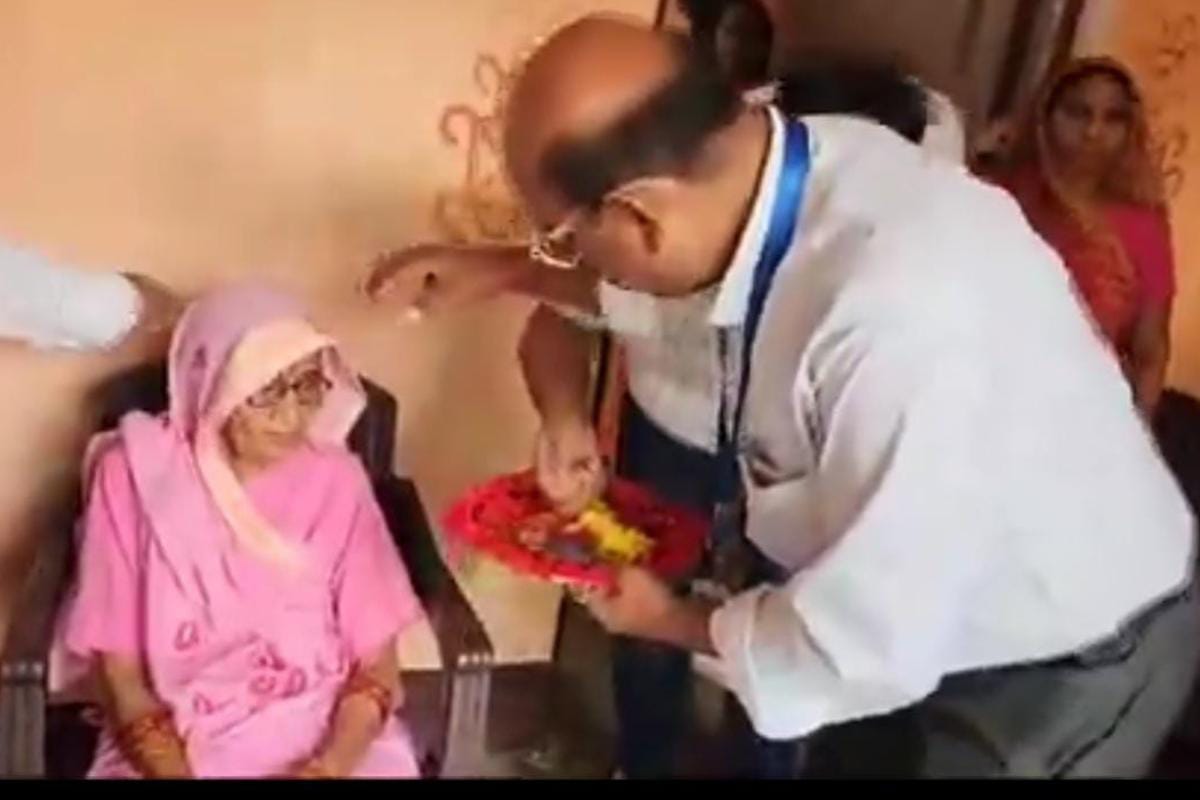 ढोल नगाड़े के साथ वोट देने बग्घी पर बैठ कर पहुंची 116 साल की दादी, विडियो हुआ
शेयर