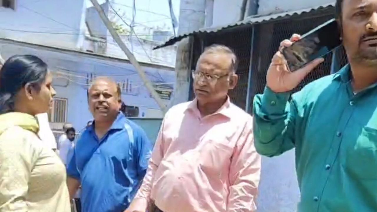 कानपुर: बिजली के तारों को अंडर ग्राउंड कर रहे केस्को कर्मचारी की चप्पलों से
पिटाई