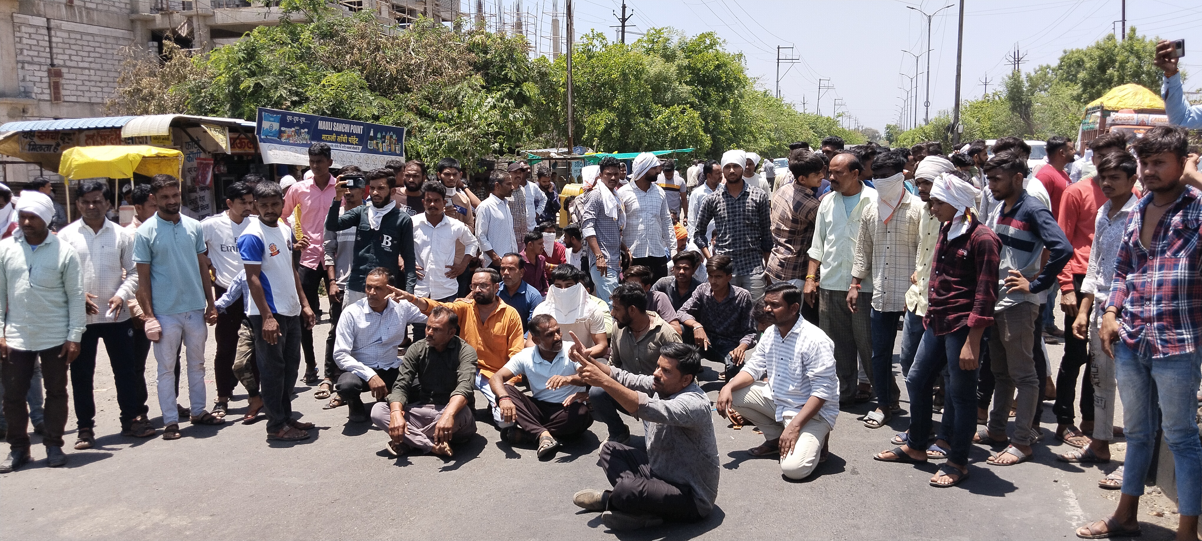 बुरहानपुर में सीएम के आने के पहले चक्काजाम, लाइनमैन की मौत के बाद परिजनों ने रोड
पर बैठकर किया हंगामा
