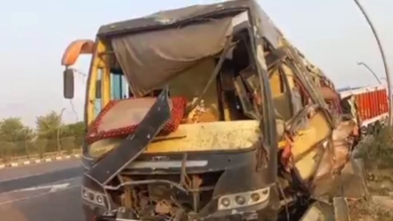 लखनऊ आगरा एक्सप्रेसवे हादसा: दिल्ली जा रही वोल्वो बस दुर्घटनाग्रस्त, दो की मौत
27 घायल - image
