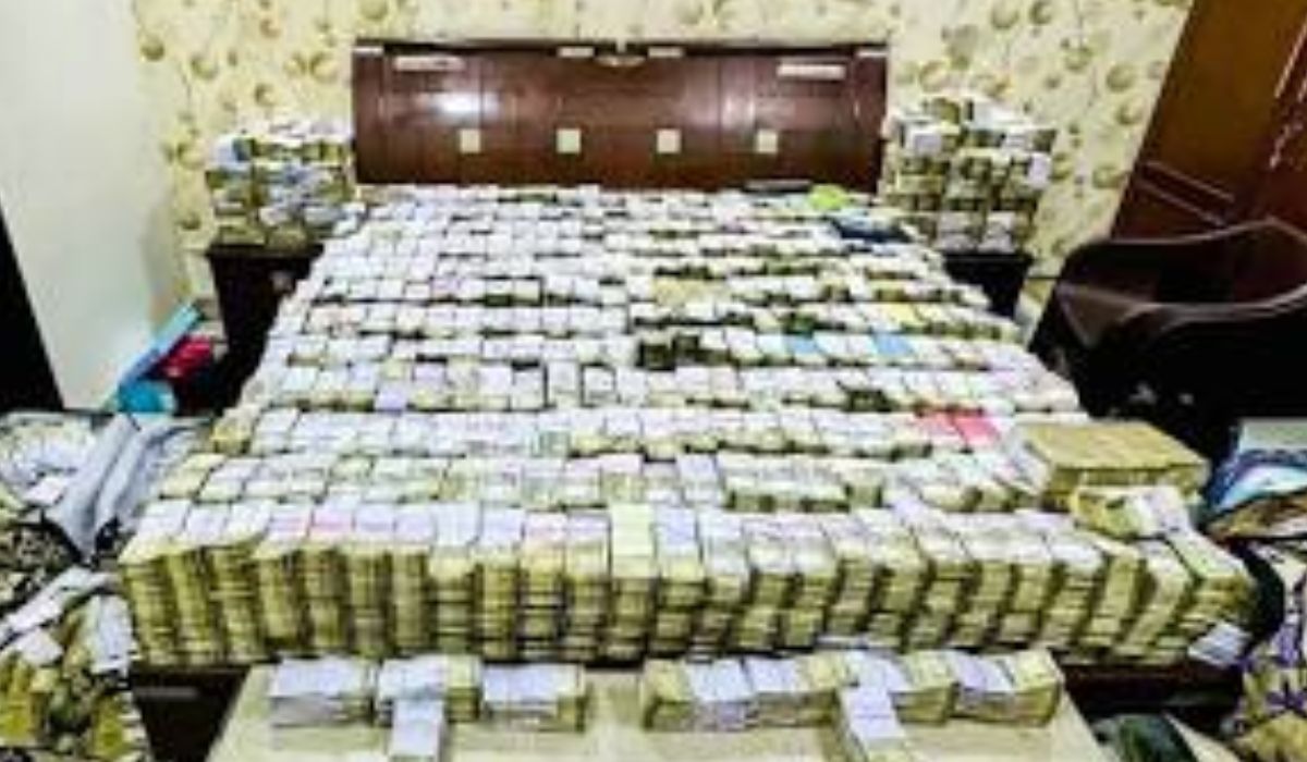 Income Tax Raid in Agra: कारोबारियों के घर में बिछे मिले नोटों के गद्दे, 30
अधिकारी गिन रहे रुपये, अब तक कितना कैश मिला? - image