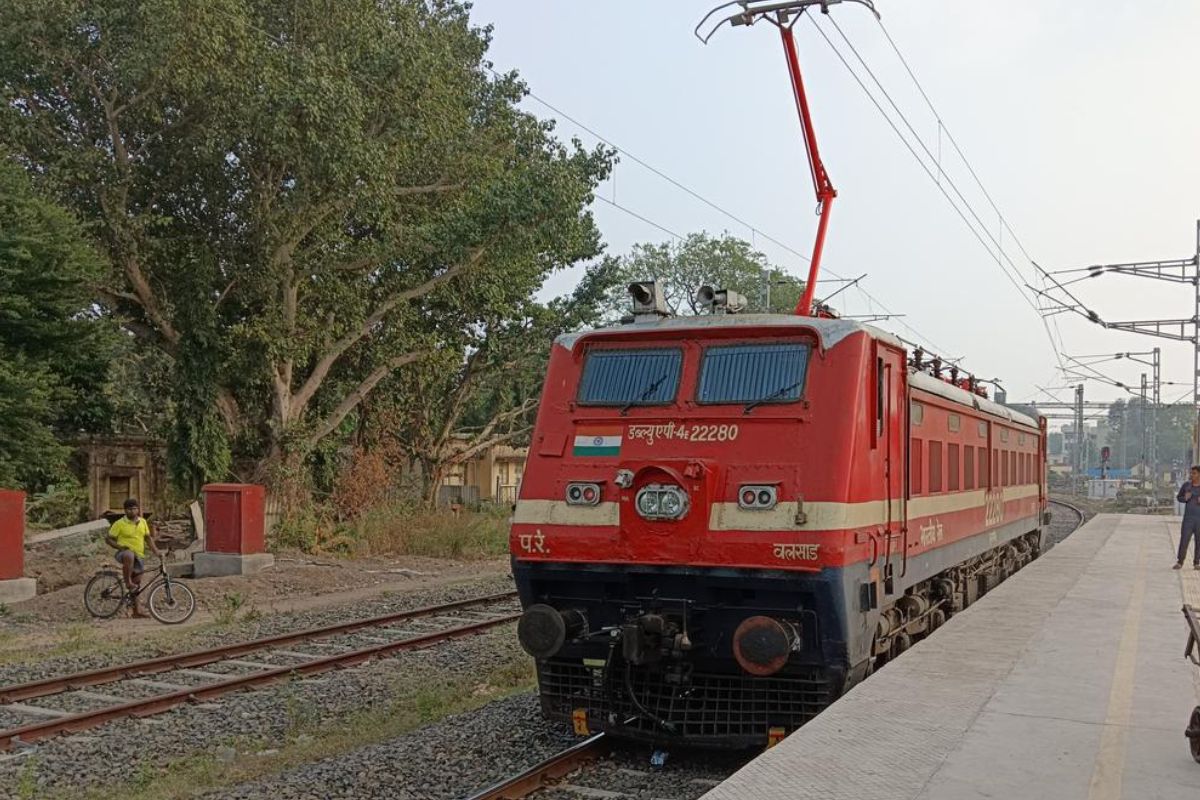 रेल यात्री ध्यान दें! UP से मुंबई, सूरत और अहमदाबाद जाने वाली ट्रेनें फुल,
स्पेशल ट्रेनों में भी जगह नहीं