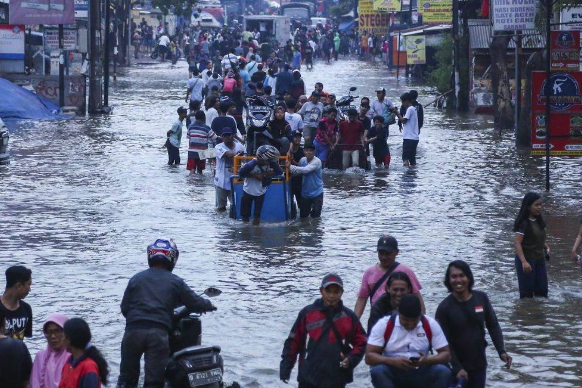 Indonesia Floods : इंडोनेशिया में बाढ़ से मची तबाही, ठंडे लावा प्रवाह से 28
लोगों की मौत