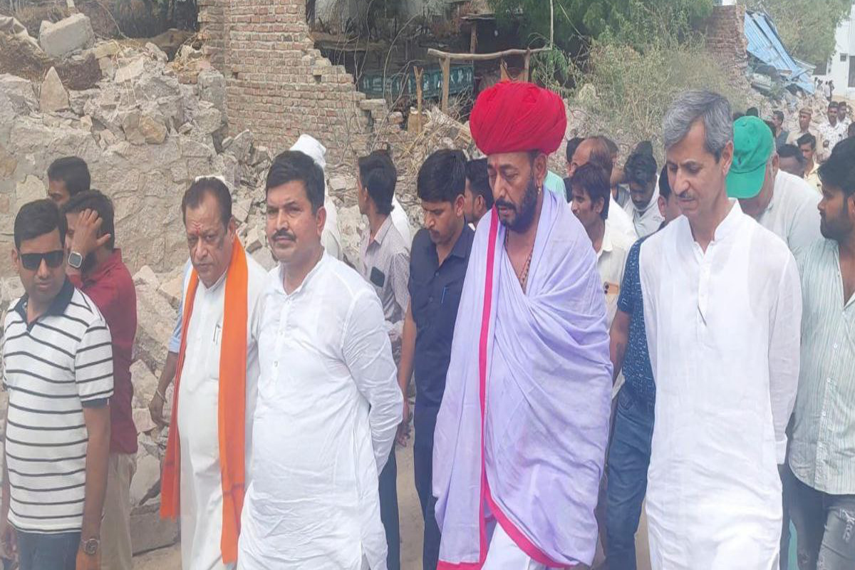 Rajasthan News : जालोर के ओड़वाड़ा में अतिक्रमण हटाने का मामला, पीड़ितों से मिले
नेता, आश्वासन दिए और लौट गए - image