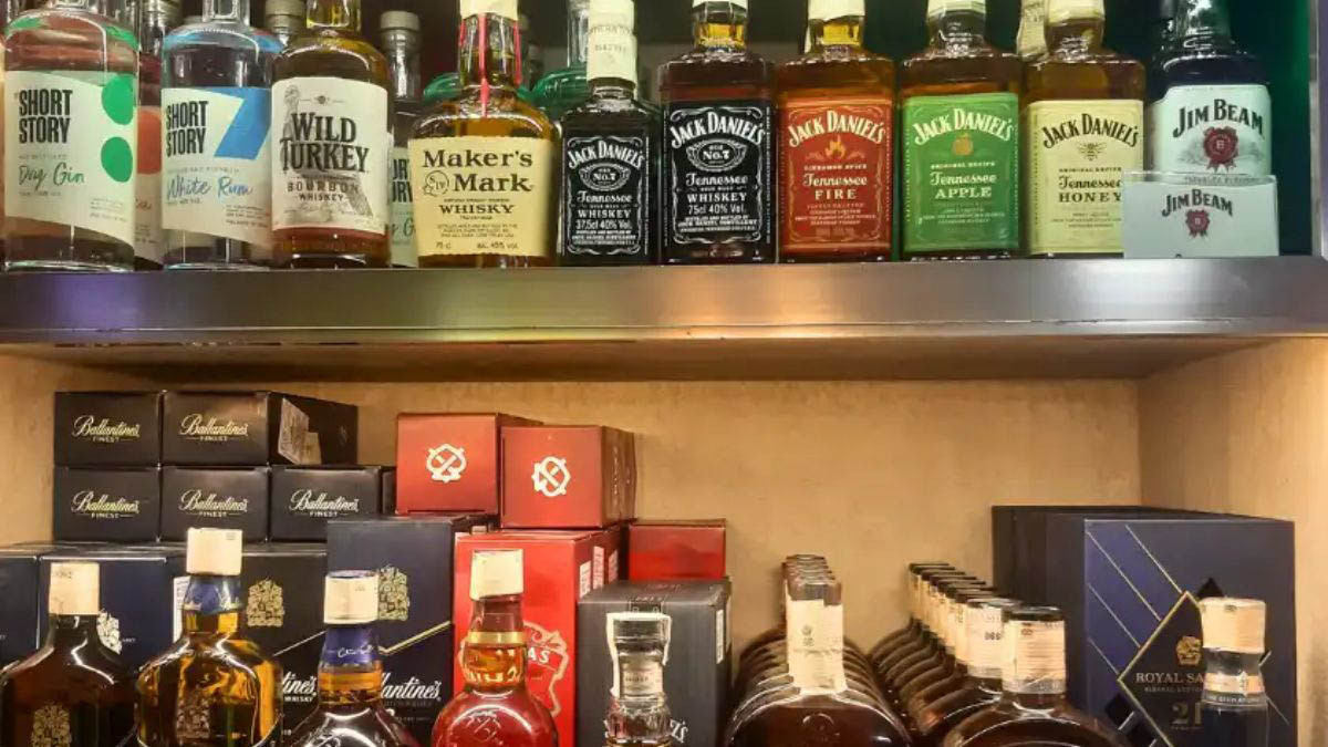 शराब की दुकान हटाने के लिए LKG का छात्र पहुंचा हाईकोर्ट, चीफ जस्टिस ने दिया बड़ा
निर्णय