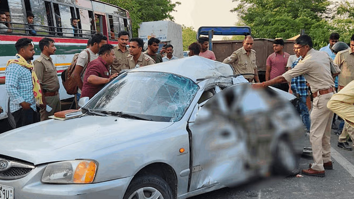 Sambhal Road Accident: संभल में हुआ बड़ा हादसा, दो बच्ची समेत चार की मौत, बस के
ओवरटेक करने पर हुआ एक्सीडेंट - image