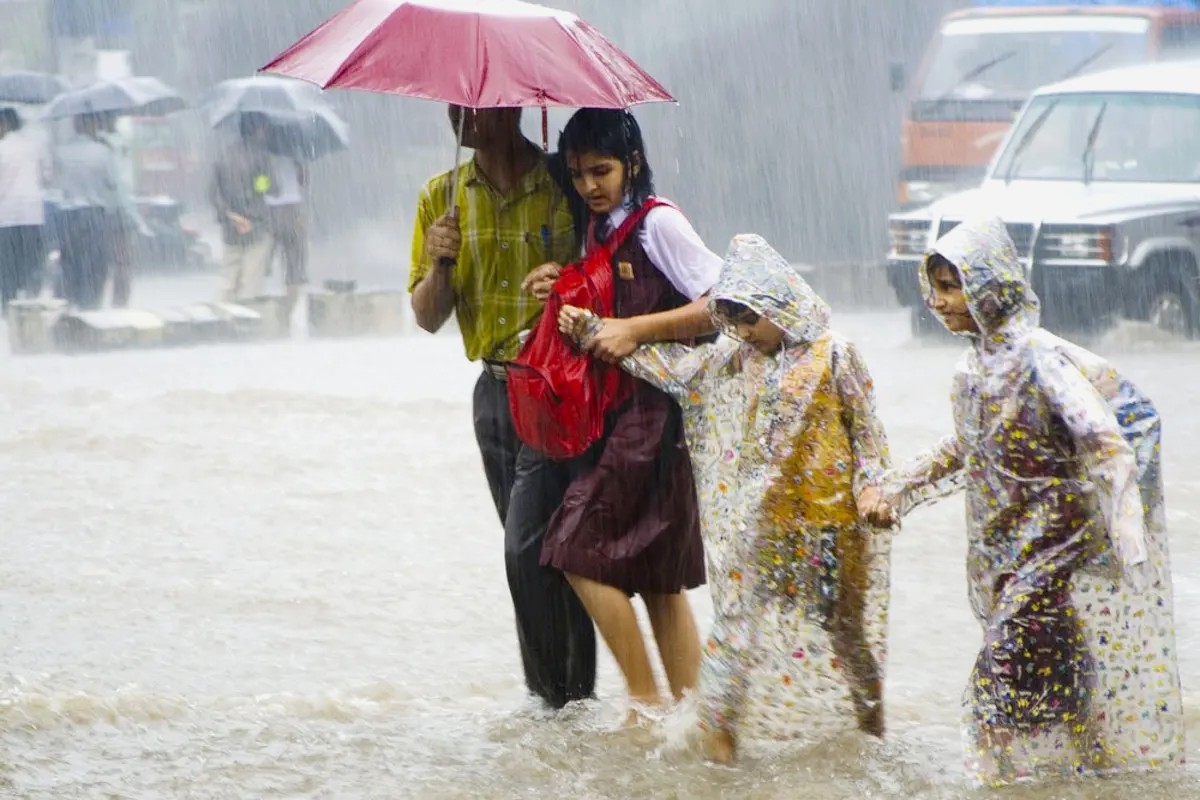 Monsoon Update : महाराष्ट्र में कब आएगा मॉनसून? मुंबई में कब होगी बारिश? आया नया
अपडेट - image
