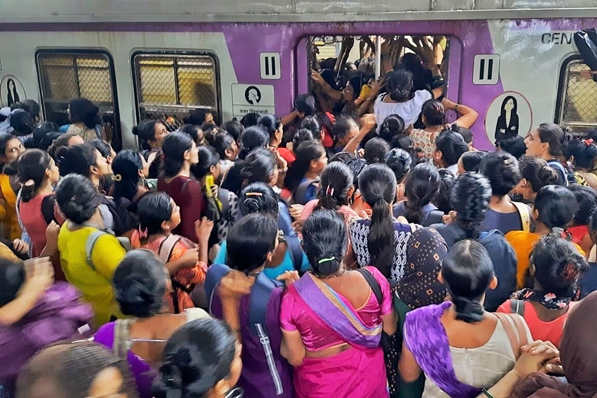 Mumbai Local : सुबह-सुबह लड़खड़ाई मध्य रेलवे की लोकल सेवा, सामने आई ये बड़ी वजह - image
