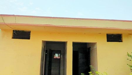 लाखों रुपए की लागत से शौचालय बनाकर टंकी लगाना भूला पालिका प्रशासन