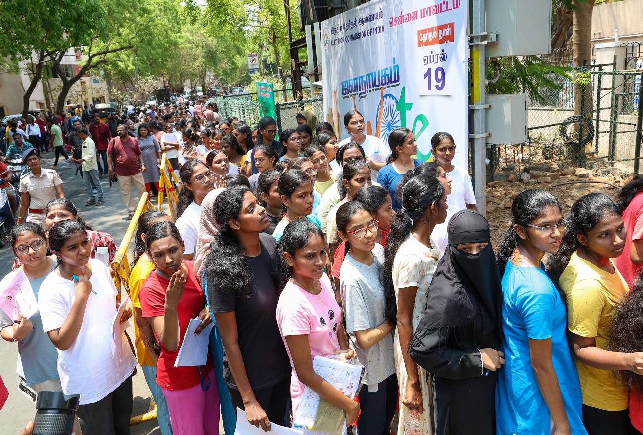 NEET : चेन्नई में परीक्षा केंद्रों पर लगी भीड़ - image