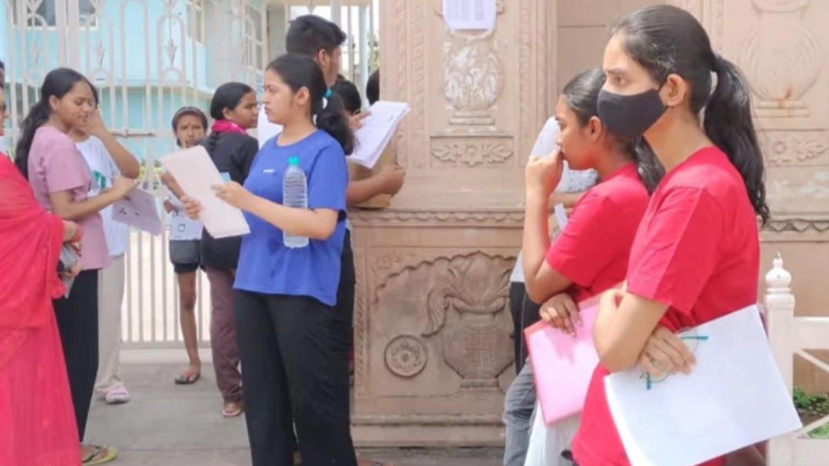 NEET UG Exam 2024: हिंदी के छात्रों को मिले अंग्रेजी में पेपर, सीकर में चले
चाकू…नीट परीक्षा को लेकर हुआ खूब हंगामा - image