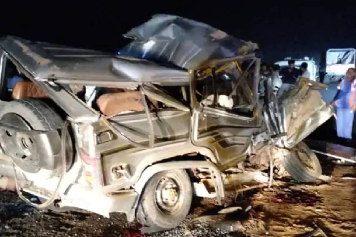 Indore Accident : इंदौर-अहमदाबाद हाईवे पर 8 की मौत, 6 घंटे तक शवों की होती रही
दुर्दशा, मोबाइल-पर्स गायब - image