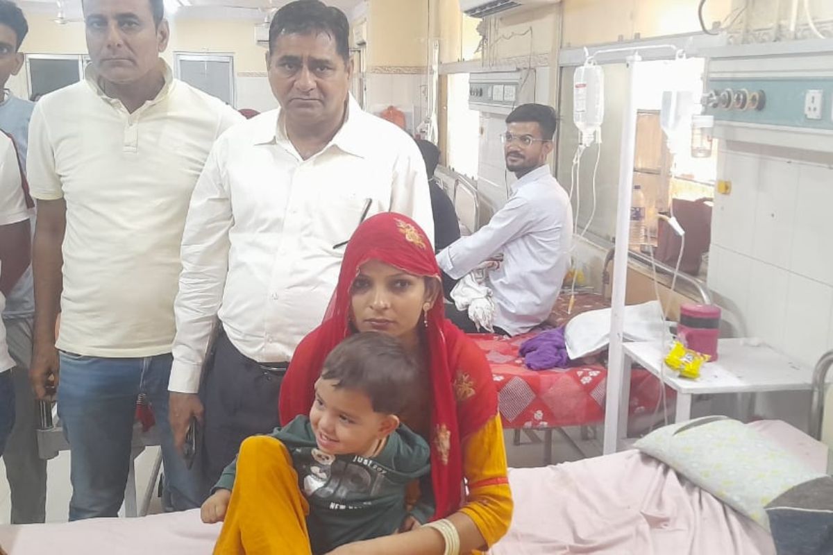 Rajasthan: ना गार्ड और ना ही नर्सिंग स्टाफ, आधी रात सरकारी अस्पताल में हो गया
बड़ा कांड, चीखने लगी महिलाएं - image