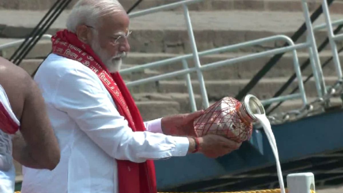 PM Modi Nomination: मोदी ने नामांकन से पहले दशाश्वमेध घाट पर की पूजा-अर्चना, मां
गंगा से लिया आशीर्वाद - image