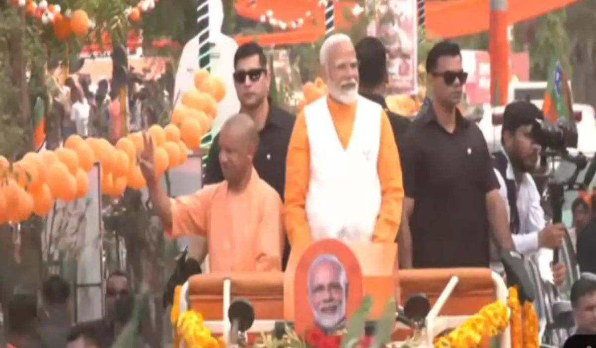 PM Modi Varanasi Roadshow: वाराणसी में पीएम मोदी का छह किमी लंबा रोड-शो शुरू,
भारी भीड़ के चलते बैरिकेडिंग टूटी