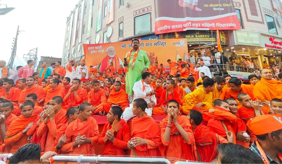 PM Modi Varanasi Roadshow: भगवा रंग में डूबी काशी, पीएम की झलक पाने को बेताब
दिखे लोग, देखें तस्वीरें