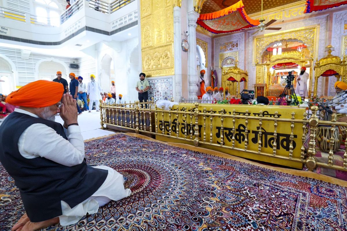 PM Modi ने की बिहार के गुरुद्वारा पटना साहिब में प्रार्थना और परोसा लंगर, बोले-
सिख धर्म का केंद्रबिंदु है ‘सेवा’