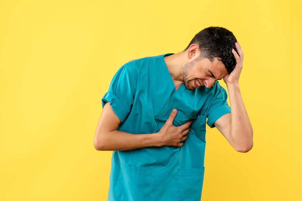 Pain In Heart : क्या आपके हार्ट में चुभन महसूस होती है? जाने 5 बड़े कारण और बचाव